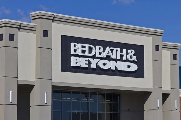 Indianápolis - Circa Junio 2016: Bed Bath & Beyond Retail Location. Bed Bath & Beyond es una cadena con una selección variada de artículos para el hogar III — Foto de Stock