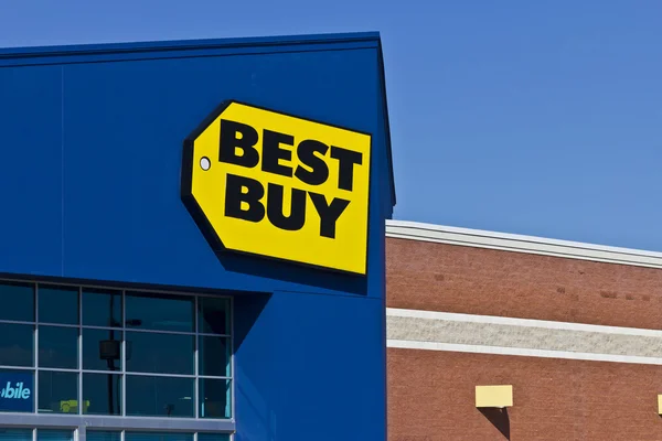 Indianápolis - Circa Junio 2016: Ubicación al por menor de Best Buy. Best Buy vende una gran variedad de electrónica de marca, computadoras, electrodomésticos y más III — Foto de Stock