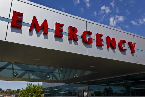 Señal roja de entrada de emergencia para un hospital local III —  Fotos de Stock