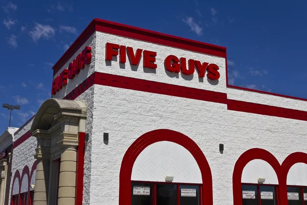 Indianápolis - Circa junio 2016: Five Guys Restaurant. Five Guys es una cadena de restaurantes casuales rápidos en los Estados Unidos y Canadá II — Foto de Stock
