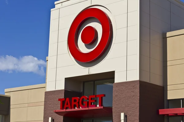 Indianapolis - Vers juin 2016 : Target Retail Store. Target vend des produits domestiques, des vêtements et de l'électronique V — Photo