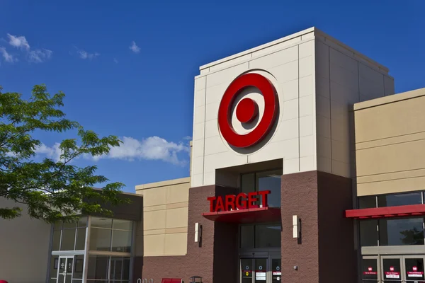 Indianápolis - Circa junio de 2016: Target Retail Store. Objetivo vende artículos para el hogar, ropa y electrónica IV — Foto de Stock