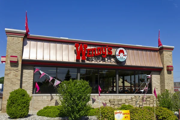 Indianapolis - Circa June 2016: Wendy's Retail Location. Wendy's is an International Fast Food Restaurant Chain II — Stock Photo, Image