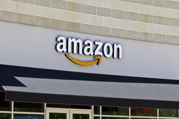 Cincinnati - ca juni 2016: Amazon Store på U-torget. Amazon@Cincinnati är Amazons första Cincinnati tegel och murbruk butik Iv — Stockfoto