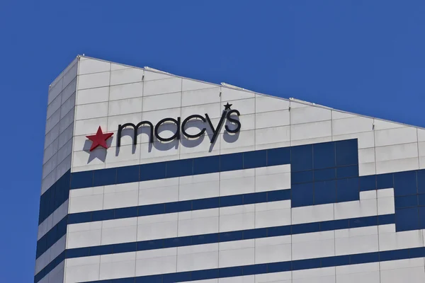 Cincinnati - Circa June 2016: Macy's Corporate Headquarters. Macy's, Inc. is one of the Nation's Premier Omnichannel Retailers III — Stock Photo, Image