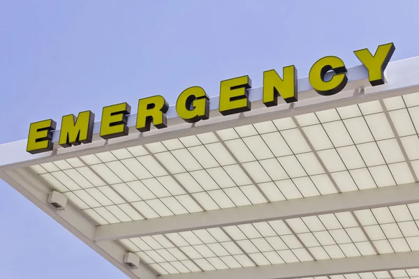 Señal de entrada de emergencia amarilla para un hospital local V — Foto de Stock