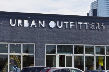 Indianapolis - Haziran 2016 yaklaşık: Urban Outfitters perakende satış yerini. Urban Outfitters bir hippi Vibe bilinen Tarih-eğilim modası için olan bir zincir olduğunu ben