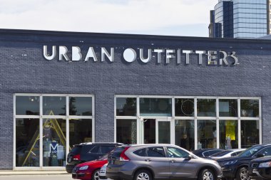 Indianapolis - Haziran 2016 yaklaşık: Urban Outfitters perakende satış yerini. Urban Outfitters olduğunu bir hippi Vibe bilinen Tarih-eğilim modası II için bir zincirle