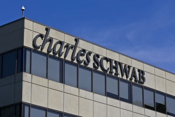 Indianápolis - Circa junho 2016: Charles Schwab Consumer Location. The Charles Schwab Corporation Provides Brokerage, Banking and Financial Services I — Fotografia de Stock