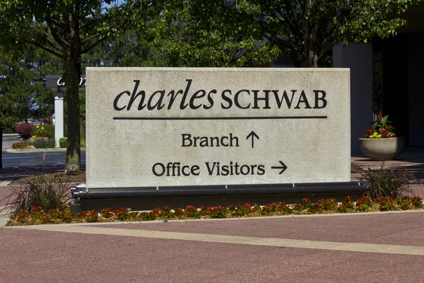 Indianapolis - Circa June 2016: Charles Schwab Consumer Location. The Charles Schwab Corporation Provides Brokerage, Banking and Financial Services II — Stock Photo, Image