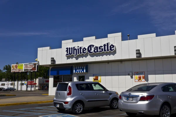 Indianápolis - Circa Junio 2016: White Castle Hamburger Location. Castillo blanco sirve 2 por 2 pulgadas deslizantes II — Foto de Stock