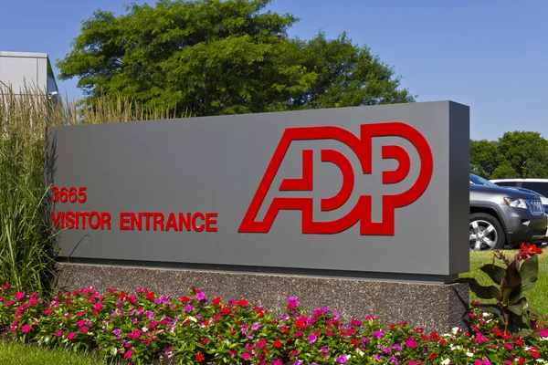 Indianápolis - Circa 2016: ADP Localização. ADP é um provedor de serviços de terceirização de negócios II — Fotografia de Stock