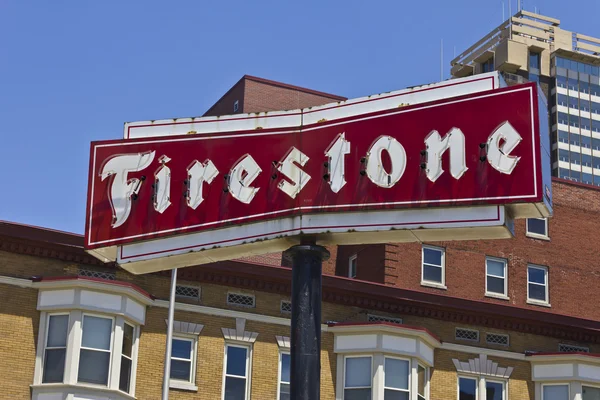Indianapolis - Circa Junho 2016: Firestone completa Auto Care Localização com Legacy Neon Sign I — Fotografia de Stock