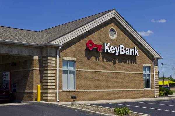 Indianapolis - cca červen 2016: Keybank spotřebitelské větev. KeyBank je regionální banky založené v Clevelandu jsem — Stock fotografie