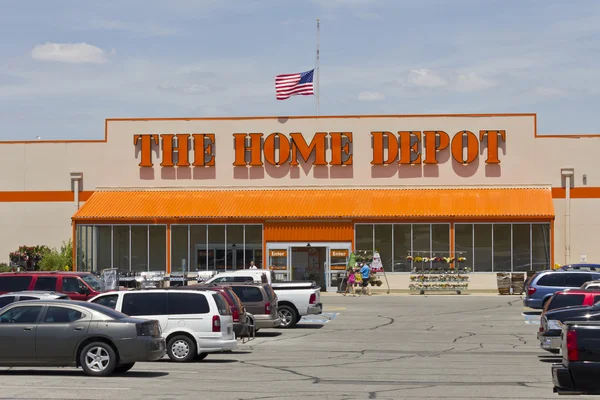 Logansport, IN - Circa Junio 2016: Ubicación del Home Depot. Home Depot es el mayor minorista de mejoras para el hogar en los Estados Unidos II — Foto de Stock