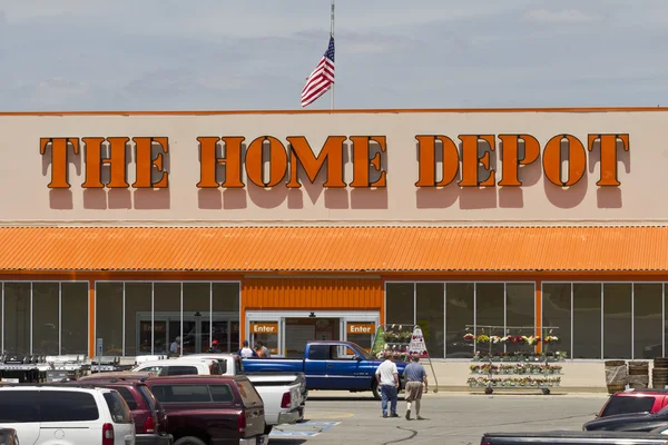 Logansport, IN - Circa Junio 2016: Ubicación del Home Depot. Home Depot es el mayor minorista de mejoras para el hogar en los Estados Unidos III — Foto de Stock