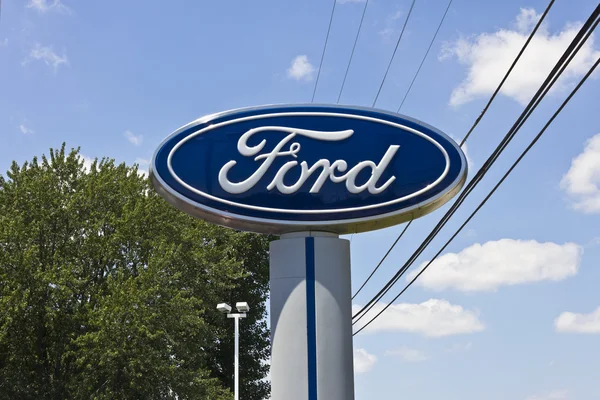 Indianapolis - Sekitar Juni 2016: A Local Ford Car and Truck Dealership (dalam bahasa Inggris). Ford adalah sebuah perusahaan otomotif Amerika yang berkantor pusat di Michigan I — Stok Foto