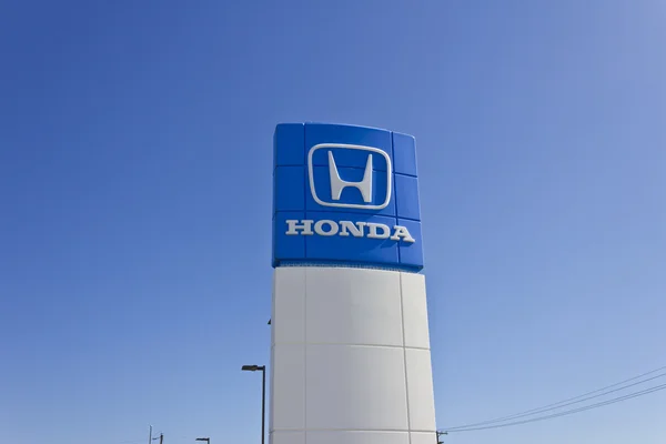 Indianapolis - ca. juni 2016: honda motor co. logo und schild. Honda produziert unter den zuverlässigsten Autos der Welt — Stockfoto