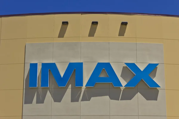Indianápolis - Circa Junio 2016: IMAX Movie Theater Logo and Signage. IMAX es un sistema de gran formato de presentación de películas y películas III — Foto de Stock
