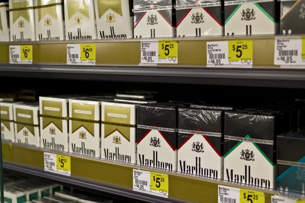 Indianapolis - περίπου Ιουνίου 2016: Πακέτα τσιγάρα Marlboro. Marlboro είναι ένα προϊόν της ομάδας άλτρια εγώ — Φωτογραφία Αρχείου