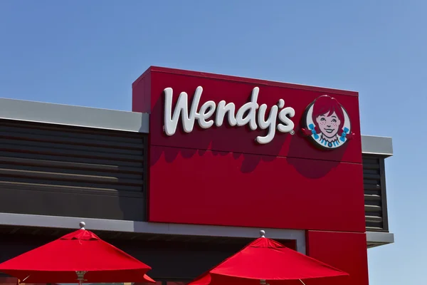 Indianapolis - omstreeks juni 2016: Wendy's Retail-locatie. Wendy's is een internationale Fast Food Restaurant keten Iii — Stockfoto