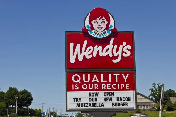 Indianápolis - Circa Junio 2016: Wendy 's Retail Location. Wendy 's es una cadena internacional de restaurantes de comida rápida V — Foto de Stock