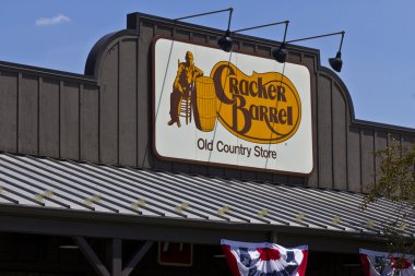 Indianapolis - Yaklaşık Haziran 2016: Cracker Barrel Old Country Store Yer. Kraker Varil Homestyle Gıda Iv hizmet vermektedir