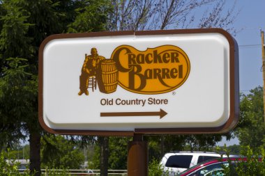 Indianapolis - Yaklaşık Haziran 2016: Cracker Barrel Old Country Store Yer. Kraker Varil Homestyle Gıda Iii Hizmet Vermektedir