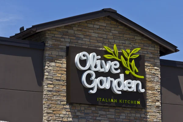 Indianapolis - Circa June 2016: Olive Garden Italian Restaurant. Olive Garden is a Division of Darden Restaurants I — Stock Photo, Image