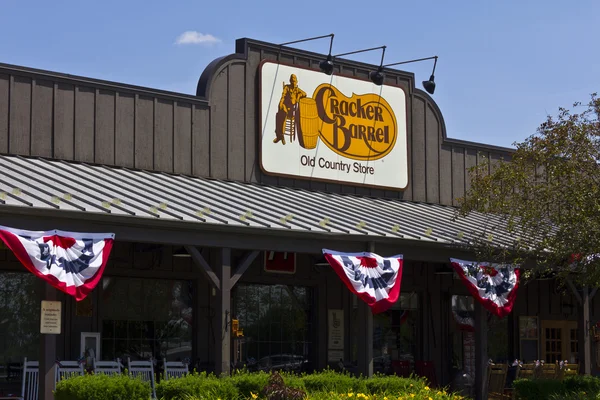 Indianapolis - Circa giugno 2016: Cracker Barrel Old Country Store Ubicazione. Cracker barile serve Homestyle cibo V — Foto Stock