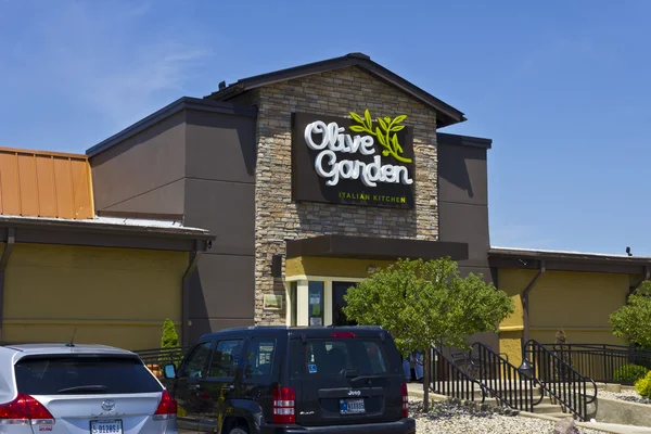 Indianapolis - Sekitar Juni 2016: Olive Garden Italian Restaurant (dalam bahasa Inggris). Olive Garden adalah sebuah divisi dari Darden Restaurants II — Stok Foto