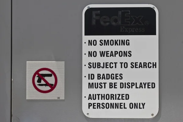 Indianapolis: Circa Junho 2016: No Smoking No Weapons Sign at a Federal Express Location. FedEx é uma Empresa Mundial de Entrega X — Fotografia de Stock