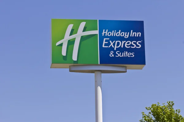 Indianápolis - Circa junio 2016: Holiday Inn Express Ubicación. Holiday Inn es una filial de InterContinental Hotels Group I — Foto de Stock