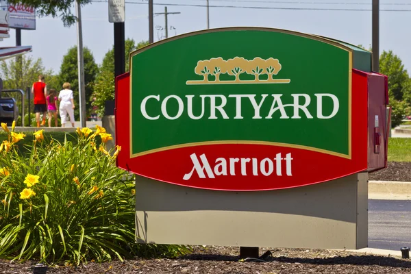 Indianápolis - Circa Junio 2016: Courtyard by Marriott. Courtyard es una división de precio medio de Marriott Hotels I — Foto de Stock