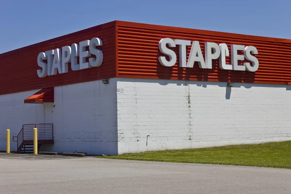 Indianápolis - Circa Junio 2016: Staples Inc. Ubicación al por menor. Staples es una gran cadena de suministro de oficina II — Foto de Stock