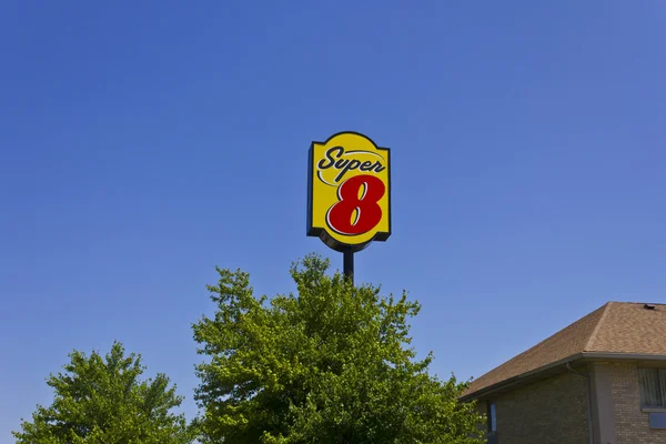 Indianapolis - Juni 2016: Super 8 Motel. Super 8 adalah Subsidiary dari Wyndham Worldwide II — Stok Foto