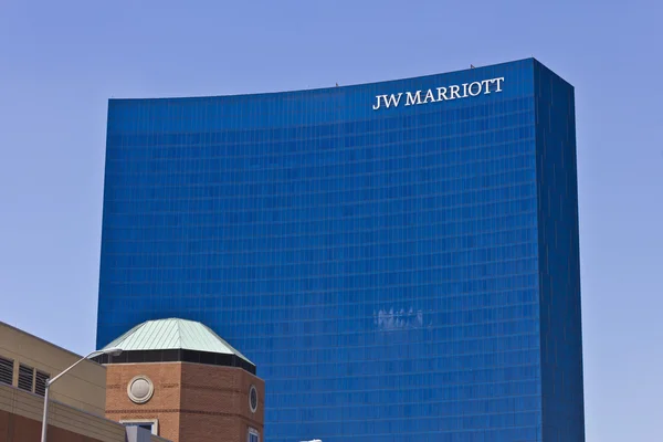Indianápolis - Circa Junio 2016: Downtown JW Marriott Hotel. El JW Marriott es una cadena mundial de hoteles de lujo III — Foto de Stock