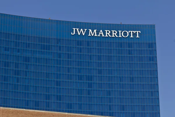 Indianápolis - Circa Junio 2016: Downtown JW Marriott Hotel. El JW Marriott es una cadena mundial de hoteles de lujo I — Foto de Stock