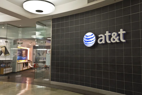 Indianapolis - Circa June 2016: AT & T Retail Store. AT & T Inc. adalah sebuah perusahaan telekomunikasi Amerika Serikat IX — Stok Foto