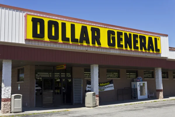 Indianapolis - Sekitar Juni 2016: Dollar General Retail Location. Dollar General adalah Diskon Kotak-Kecil Retailer IV — Stok Foto