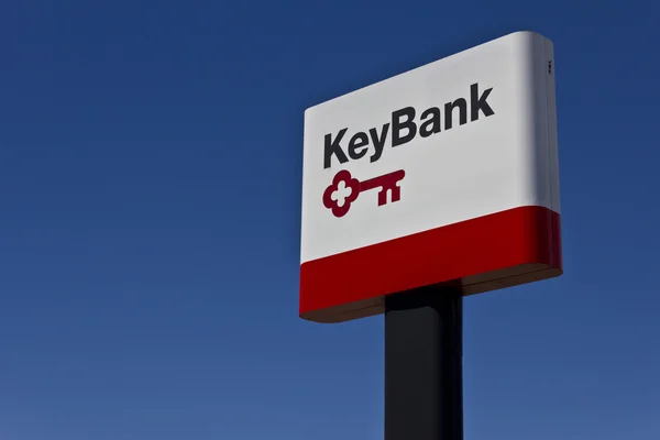 Indianapolis - około czerwca 2016: Oddział Keybank konsumentów. KeyBank jest regionalny Bank podstawie w Cleveland Iii — Zdjęcie stockowe