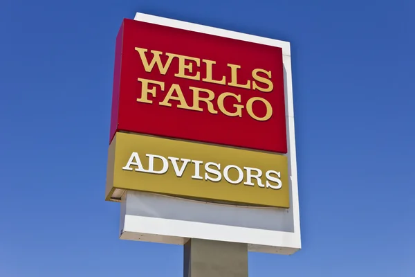 Indianápolis - Circa Junio 2016: A Wells Fargo Advisors Branch. Wells Fargo es un proveedor de servicios financieros V — Foto de Stock
