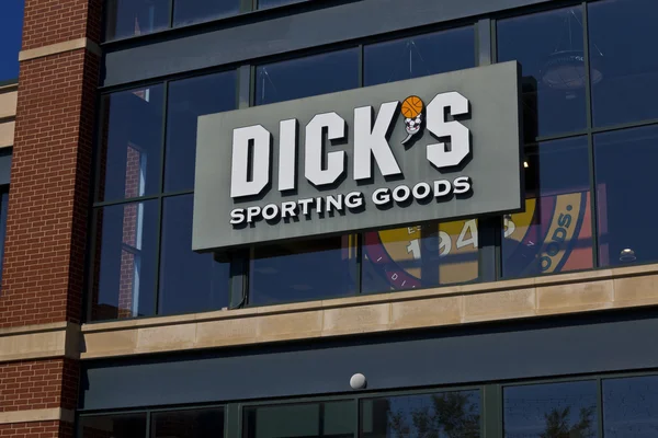 Indianapolis - Circa June 2016: Dick's Sporting Goods Retail Location. Dick's is an Authentic Full-Line Sporting Goods Retailer I — Stockfoto