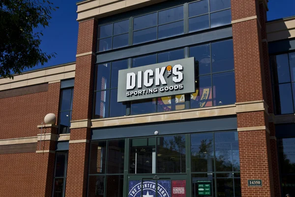Indianapolis - Circa June 2016: Dick 's Sporting Goods Retail Location. Dick 's is an Authentic Full-Line Sporting goods Retailer II — стоковое фото