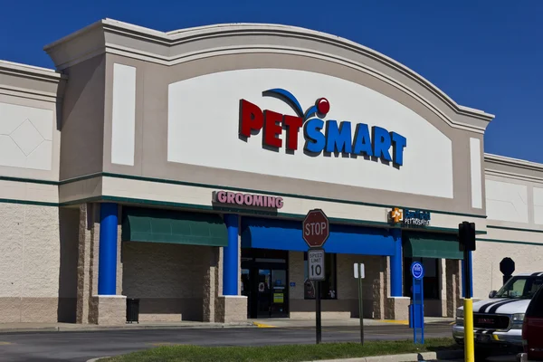 Petsmart 소매 위치의 인디애나-6 월 2016 년경: 외관. Petsmart 애완 동물 공급 판매 하 고 난 서비스 — 스톡 사진