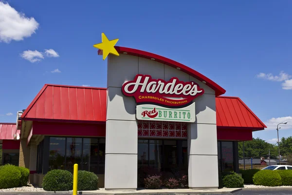 Indianápolis - Circa junho 2016: Hardee 's Retail Location. Hardee 's e Carl' s Jr. são subsidiárias da CKE Restaurantes I — Fotografia de Stock