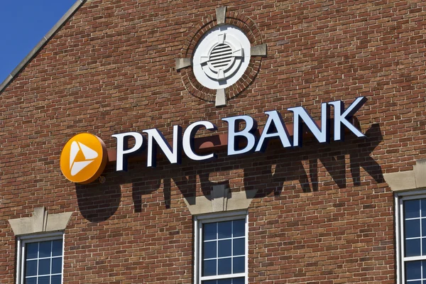 Indianapolis - Circa June 2016: PNC Bank Branch. PNC Financial Services offers Retail, Corporate and Mortgage Banking IV — Stock Photo, Image