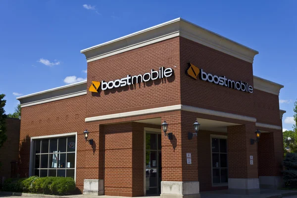 Indianapolis - Circa June 2016: Boost Mobile Cell Phone Retail Location. Boost Mobile is a Subsidiary of Sprint Corporation I — Stock Photo, Image