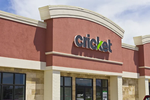 Indianapolis - Circa June 2016: Cricket Wireless Retail Location. Cricket Wireless is a Provider of Prepaid Mobile Phone Plans III — Stock Photo, Image