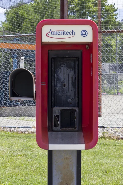 Indianápolis - Circa Junio 2016: Abandonado Ameritech teléfono público. Ameritech ahora forma parte de AT & T I —  Fotos de Stock